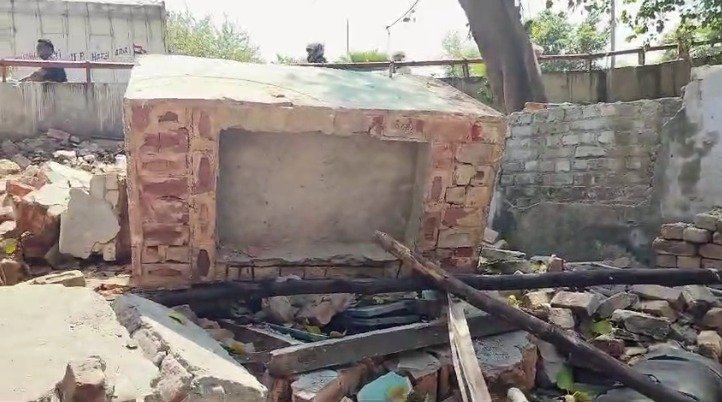 Delhi: दिल्ली के यमुना बाजार स्थित प्राचीन नीली छतरी वाला मंदिर पर तोड़फोड़ का प्रयास, जनता में आक्रोश