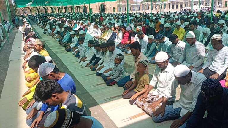 संभल: संभल में रमजान के पहले जुम्मे की नमाज, कड़ी सुरक्षा के बीच हुई अदा