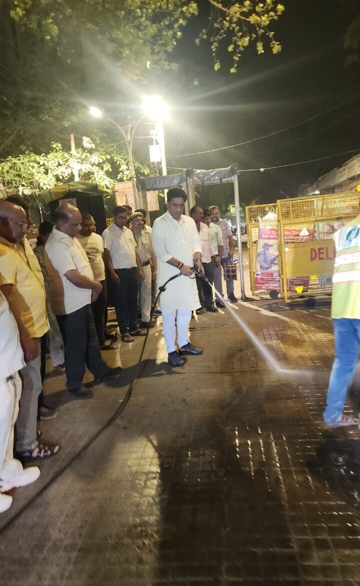 Delhi: NDMC ने जनपथ में शुरू किया गहन रात्री सफाई अभियान, ‘विकसित भारत @2047’ के विज़न को बताया प्रेरणा