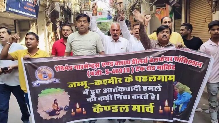 Delhi: दिल्ली के टैंक रोड में व्यापारियों का जोरदार प्रदर्शन, पहलगाम आतंकी हमले के विरोध में बाजार बंद