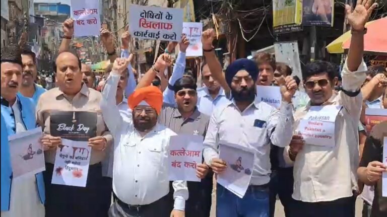 Jammu Kashmir Terrorist Attack: जम्मू-कश्मीर आतंकी हमले के विरोध में सदर बाजार में व्यापारियों का उग्र प्रदर्शन, पाकिस्तान के