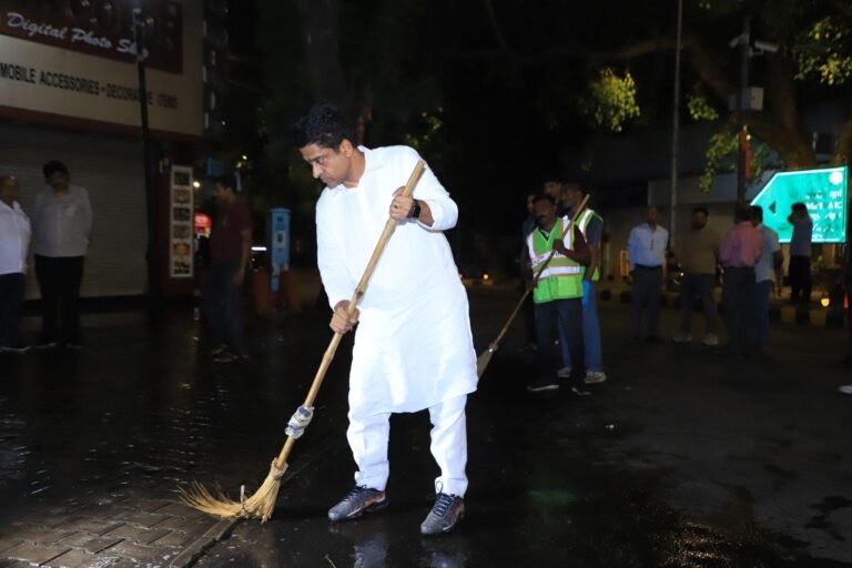 Delhi: कुलजीत सिंह चहल ने बंगाली मार्केट में रात के सफाई अभियान का नेतृत्व, NDMC में शुरू हुआ मेगा सैनिटेशन ड्राइव
