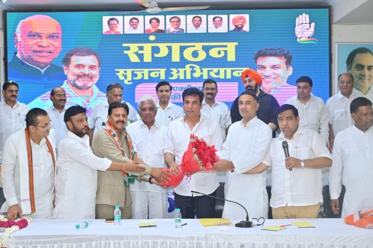 Delhi: AAP को बड़ा झटका: पूर्व पार्षद अनिल गौतम सैकड़ों कार्यकर्ताओं संग कांग्रेस में शामिल