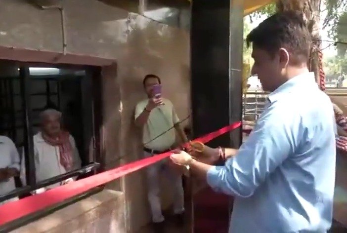 Delhi: दिल्ली के हनुमान मंदिर में NDMC उपाध्यक्ष कुलजीत सिंह चहल ने सार्वजनिक सुविधाओं का किया उद्घाटन
