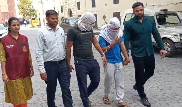 Delhi Crime: दिल्ली में एटीएम कार्ड स्वैपिंग गैंग का पर्दाफाश: ईआर-II क्राइम ब्रांच ने दो शातिर जालसाजों को दबोचा, 41 डेबिट कार्ड बरामद