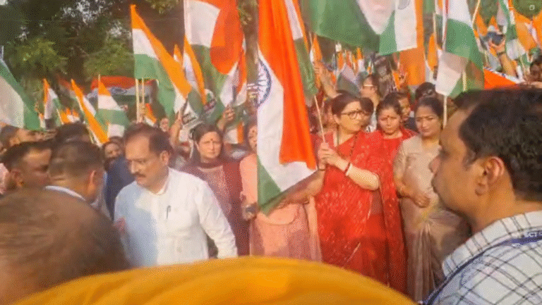  Tiranga Yatra Rekha Gupta: तिरंगा यात्रा में उमड़ा जनसैलाब: दिल्ली की मुख्यमंत्री रेखा गुप्ता ने महिलाओं संग दिखाई देशभक्ति की मिसाल