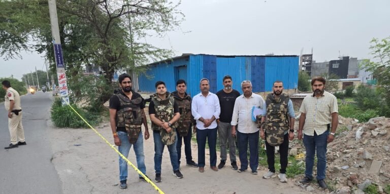 Delhi: दिल्ली के कालिंदी कुंज में अपहरण और हत्या के मामले में वांछित एक शातिर अपराधी मुठभेड़ के बाद गिरफ्तार