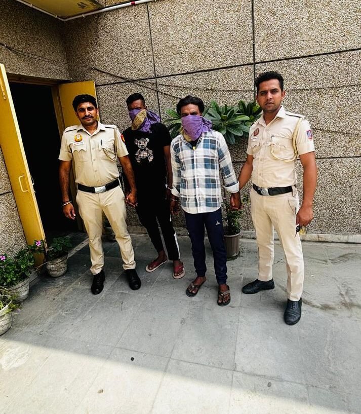 Delhi: अमन विहार पुलिस की बड़ी सफलता: डकैती में शामिल दो लुटेरे गिरफ्तार, नकदी और खिलौना बंदूक बरामद