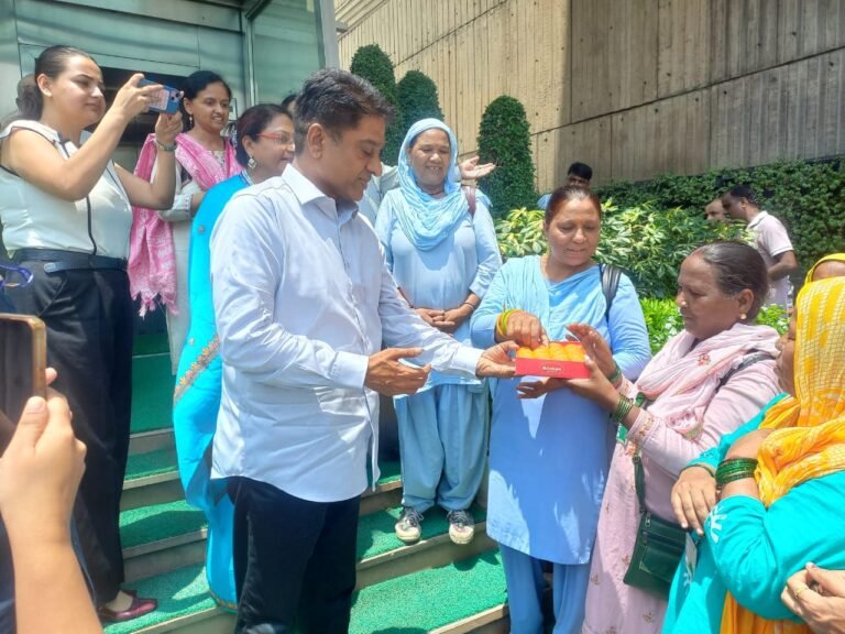 NDMC को मिला “सुपर स्वच्छ लीग सिटी अवार्ड”, उपाध्यक्ष कुलजीत सिंह चहल ने सफाई सेवकों को मिठाई बांटकर मनाया गौरव