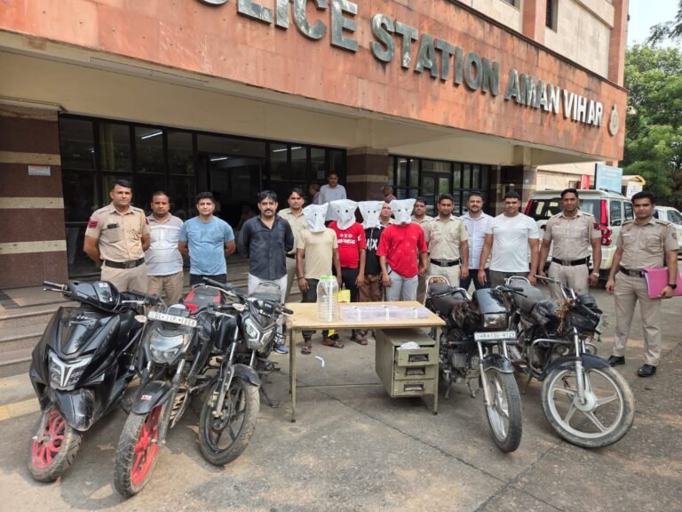 Delhi Crime : दिल्ली के अमन विहार में पुलिस की बड़ी कार्रवाई: चार शातिर स्नैचर और लुटेरे गिरफ्तार, चोरी की चार मोटरसाइकिलें, तीन मोबाइल और चांदी की चेन बरामद