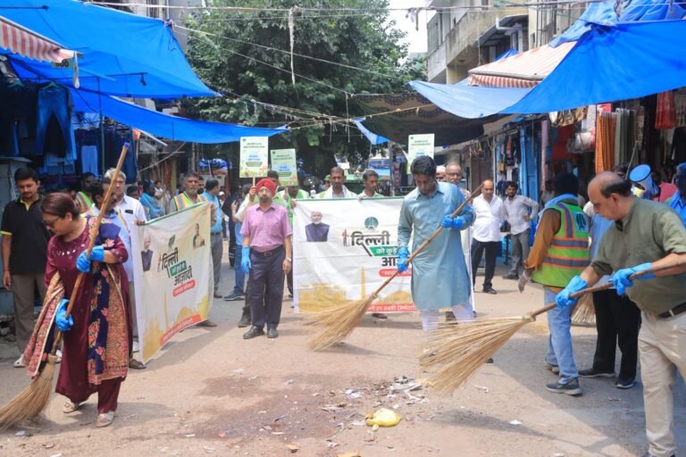NDMC Swachh Bharat: एनडीएमसी उपाध्यक्ष कुलजीत सिंह चहल ने सरोजिनी नगर मार्केट में चलाया “दिल्ली को कूड़े से आज़ादी” अभियान, नागरिकों से स्वच्छता को जनआंदोलन बनाने की अपील