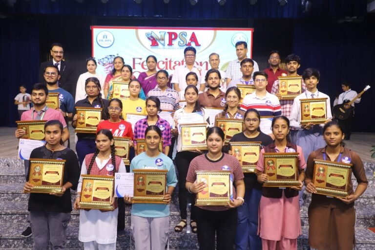 MPS World School: आगरा में 140 मेधावी विद्यार्थियों का हुआ सम्मान, नप्सा ने डॉ. एमपीएस वर्ल्ड स्कूल में आयोजित समारोह में दी ट्रॉफी और प्रमाण-पत्र