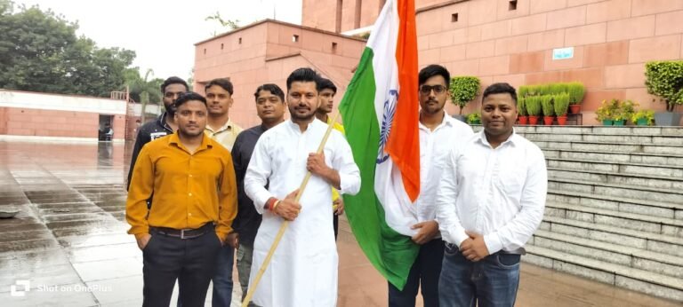 Hansi Youth Flag: हांसी से तिरंगा लेकर दिल्ली भाजपा मुख्यालय पहुंचे युवा कार्यकर्ता, देशभक्ति का प्रेरक उदाहरण