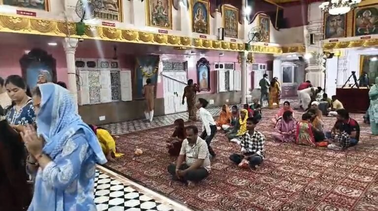 Navratri 2025: नवरात्रि के पहले दिन छतरपुर मंदिर में उमड़ा श्रद्धालुओं का सैलाब