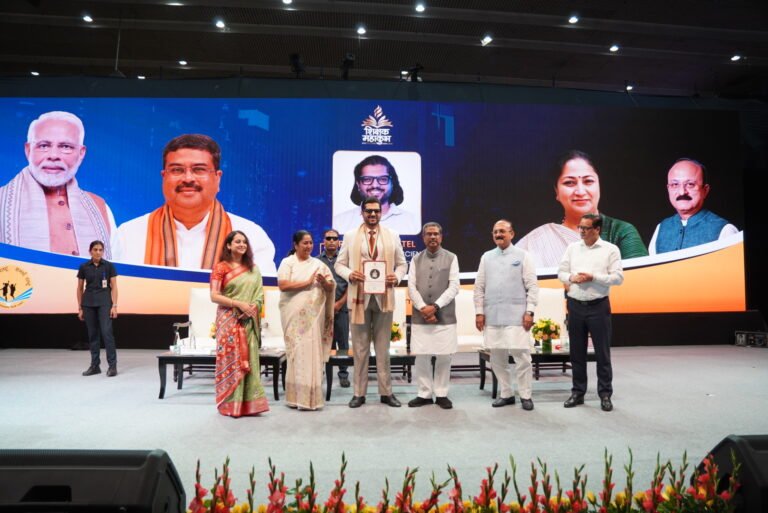 State Teacher Award 2025: लिटिल फ्लावर्स ग्रुप ऑफ स्कूल्स के श्री रोहित दुआ पटेल को राज्य शिक्षक पुरस्कार 2025 से सम्मानित