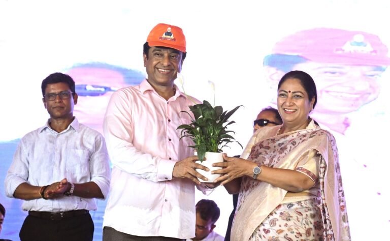 NDMC Art Festival: एनडीएमसी ने 35,000 से अधिक कलाकारों द्वारा 10 किलोमीटर लंबी लाइव कैनवास पेंटिंग से बनाया विश्व रिकॉर्ड