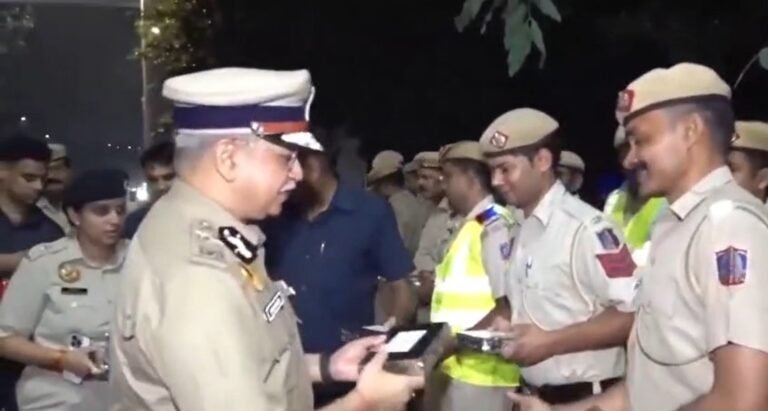 Satish Golcha Visit: दिल्ली पुलिस कमिश्नर सतीश गोलचा ने ड्यूटी पर तैनात पुलिसकर्मियों से की मुलाकात, दी दीपावली की शुभकामनाएं