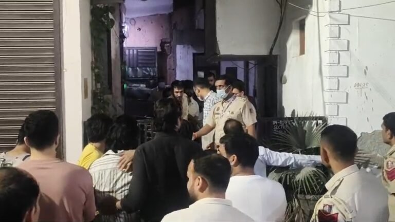 Rohini Murder Case: रोहिणी सेक्टर-24 में दिल्ली जल बोर्ड कर्मचारी की संदिग्ध मौत, बाथरूम में मिला शव