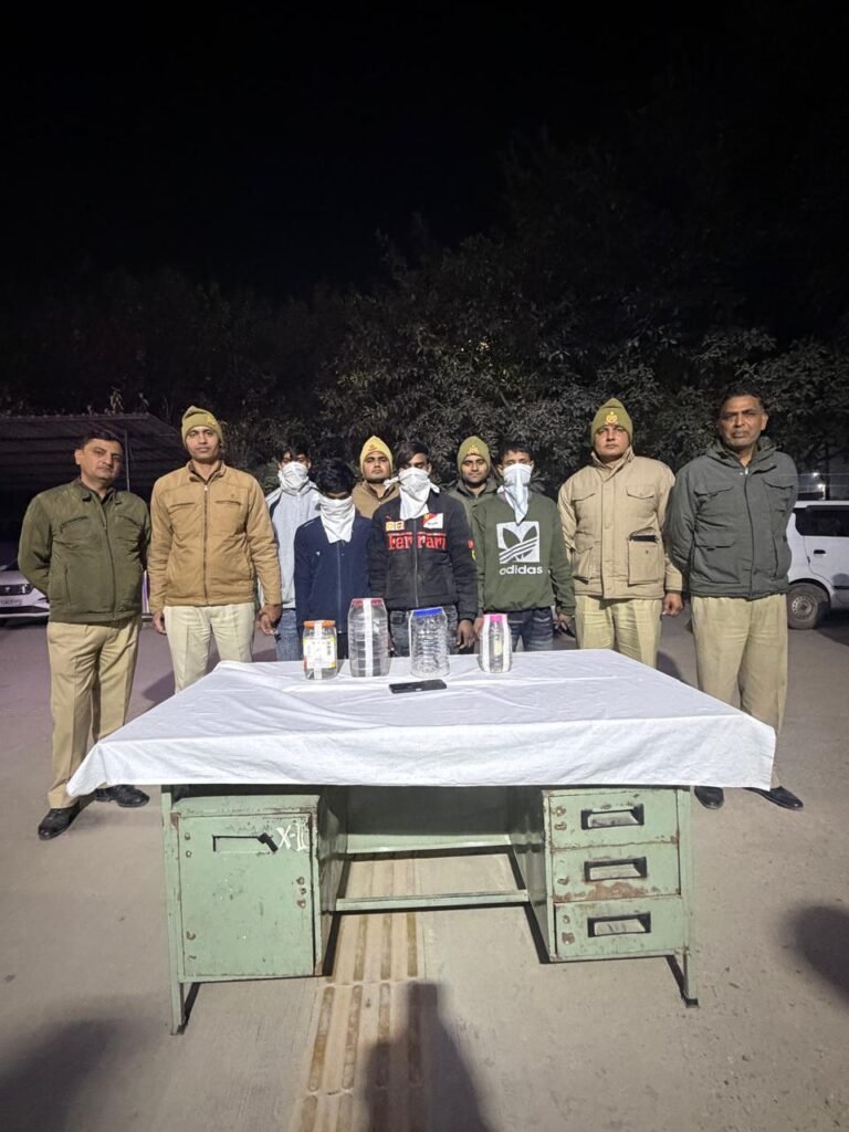 Begumpur Police Action: बेगमपुर थाना पुलिस की बड़ी कार्रवाई, लूट कांड सुलझा चार आरोपी गिरफ्तार, बटनदार चाकू और तीन मोबाइल बरामद