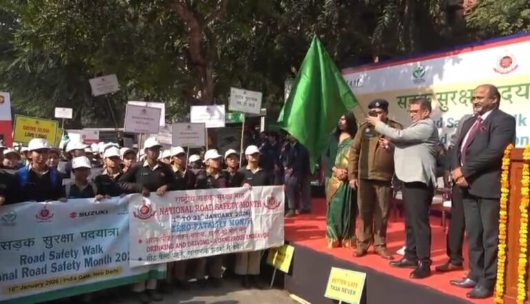Delhi Traffic Police Road Safety Walkathon: मकर संक्रांति माह में सुरक्षित सड़कों का संदेश, दिल्ली ट्रैफिक पुलिस ने किया भव्य वॉकाथॉन का आयोजन