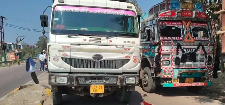 Hamirpur truck accident news, UP road accident