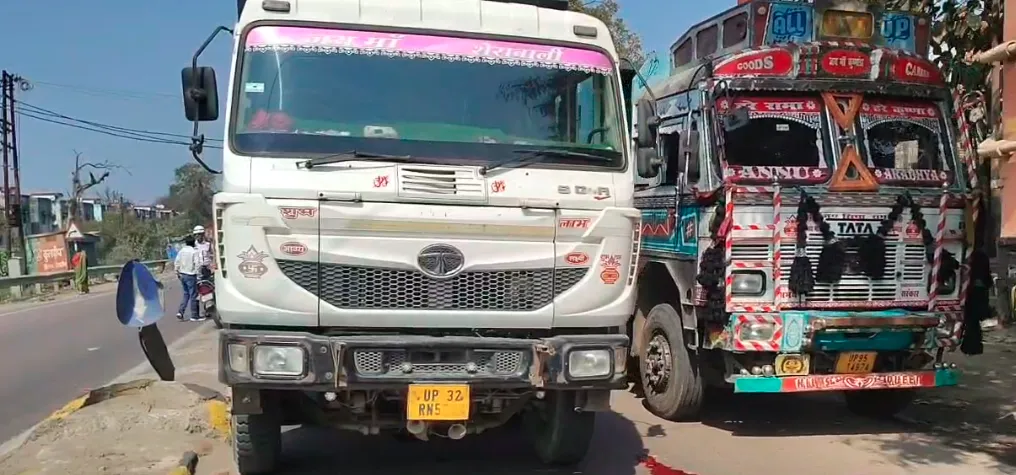 Hamirpur truck accident news, UP road accident