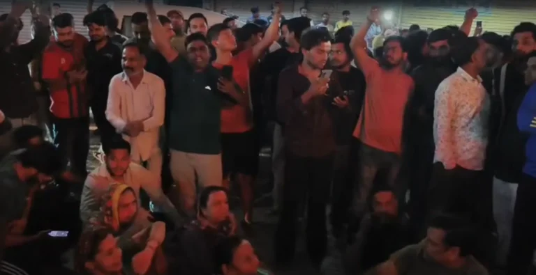 Delhi Crime: तिगड़ी के कृष्णा पार्क में जनरल स्टोर लूट, विरोध पर दो भाइयों पर चाकू से हमला, लोगों ने लगाया जाम